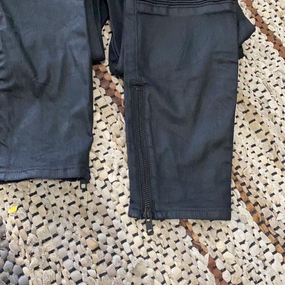 Madewell skinny jeans w/ waxy material Black w/ ribbed knees and zipper ankle - Picture 2 of 4